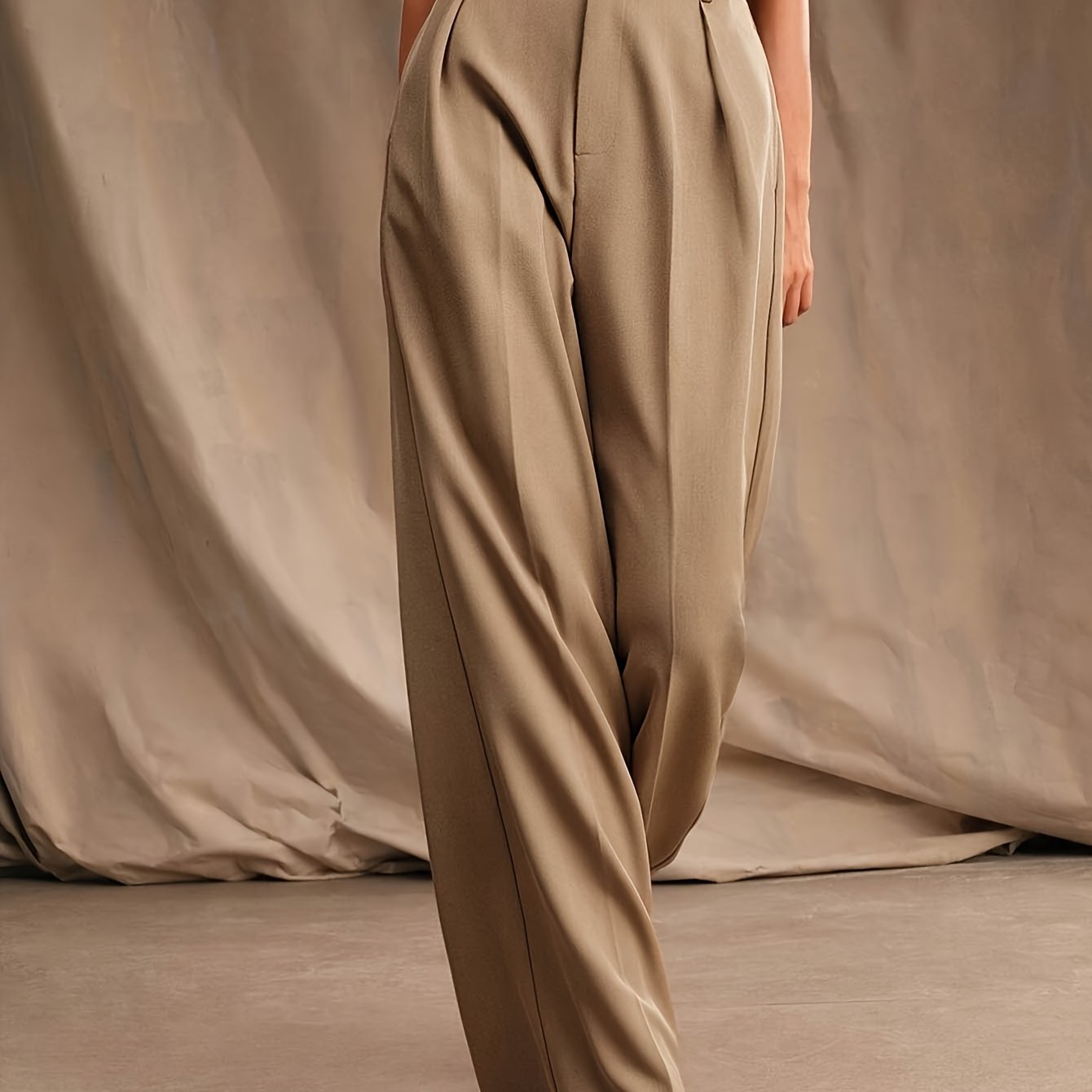 Dandych fashionable wide-leg trousers in beige with pleated design for a trendy look